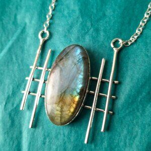 2/40$ NWOT Gorgeous Labradorite oval silver pendant